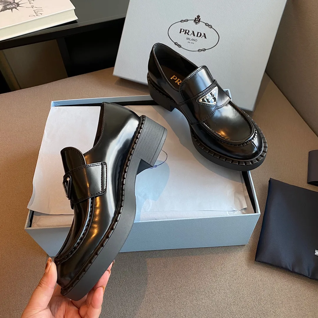👟👟Ex-factory price 480👟👟 PRADA Prada's 2021 spring and summer upgraded version of the triangular logo Loaf slippers. Compared with last year's old loafers, the triangle logo of this one has been changed to silver, and a gear print design has been added to the welt. It feels more delicate and fashionable! The thick-soled design can add a lot of height to your feet!  Purchase the original, disassemble and reproduce it to restore the authentic taste. The top purchasing version!  qThe upper is made of original open-edge beaded cowhide, which is super textured. The lining is made of top-grade mixed sheepskin. The ZP molded outsole is non-slip and wear-resistant. The code number is 35-41.